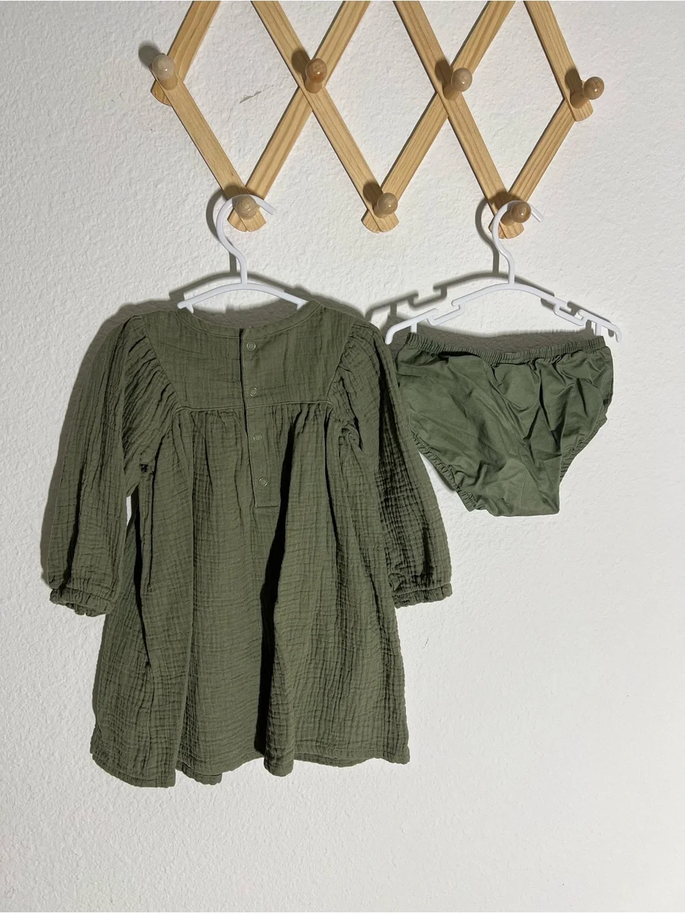 CARTERS • NWOT 100% cotton crinkle dress with embroidery and bloomers